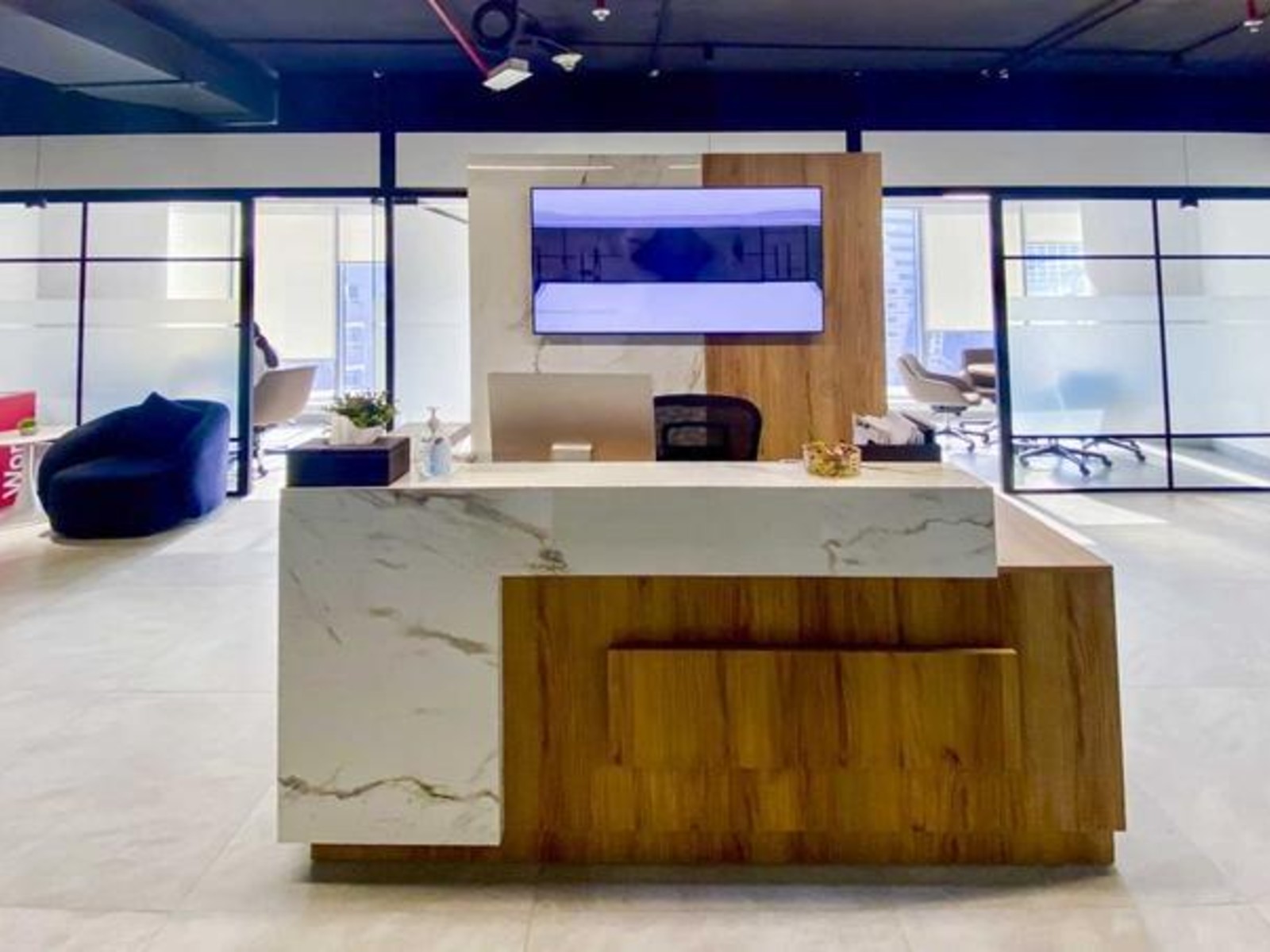 Office for Rent in I Rise Tower, Dubai - reception and layout