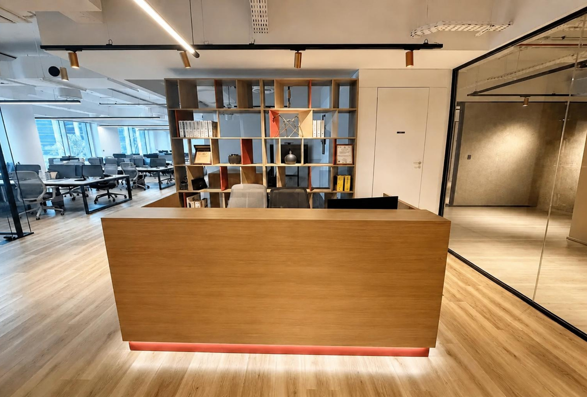 Reception desk in the Emaar Square Building 3 office for rent