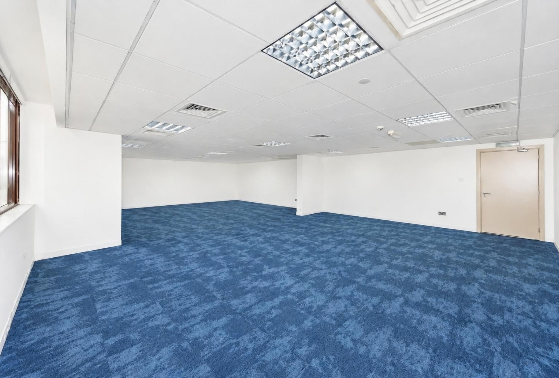 Furnished office in Arenco Apartments Building 2, Dubai Investment Park – photo 5