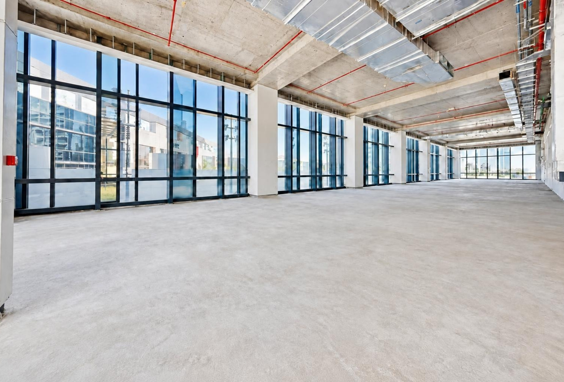 Shell and core floor with floor-to-ceiling windows in Boulevard Plaza 1