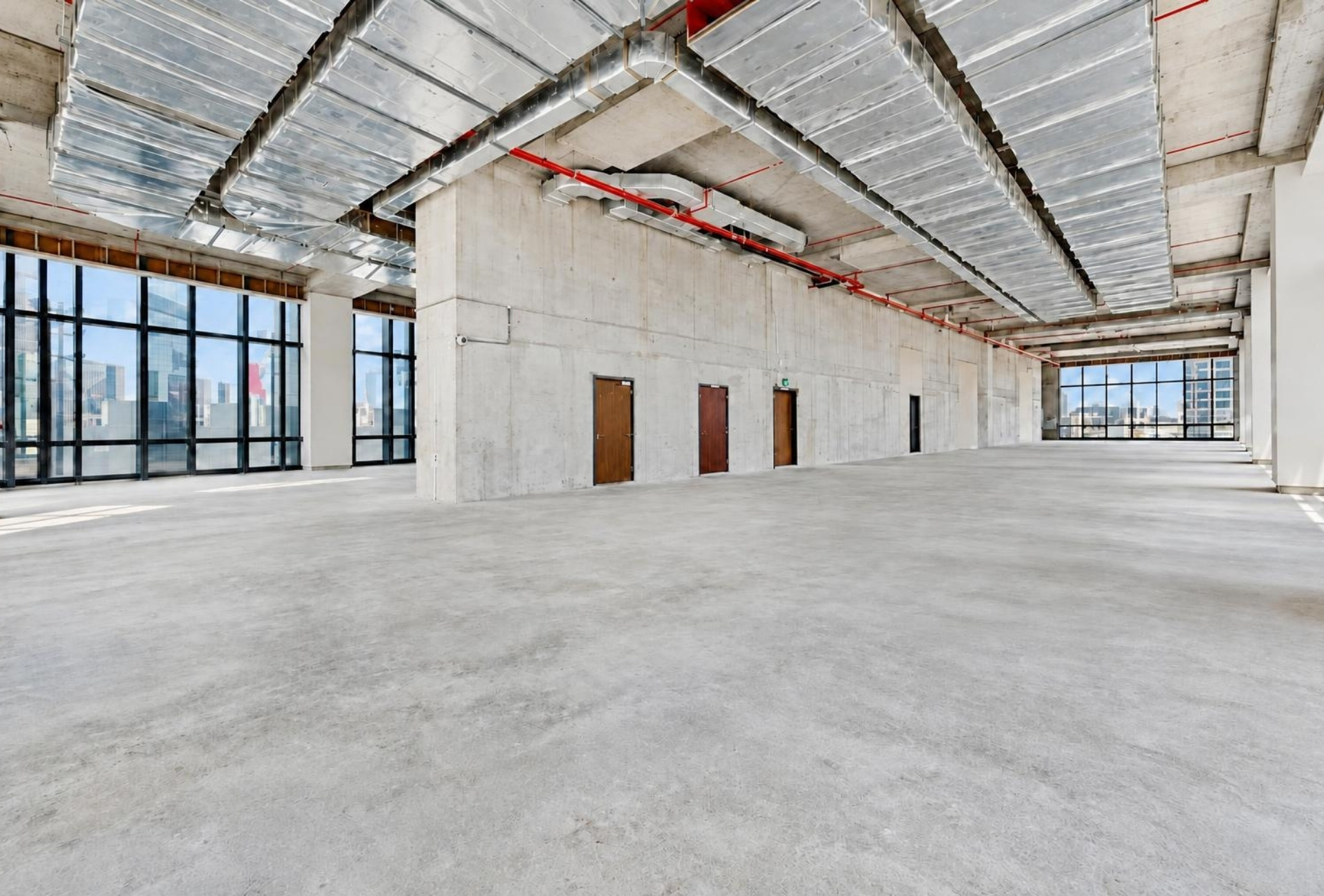 Floor with service doors and concrete ceiling in Boulevard Plaza 1
