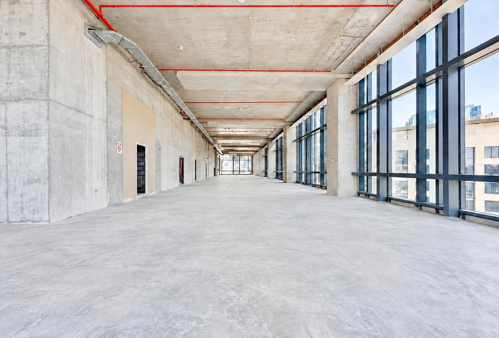 Long open floor plate in Boulevard Plaza 1 office