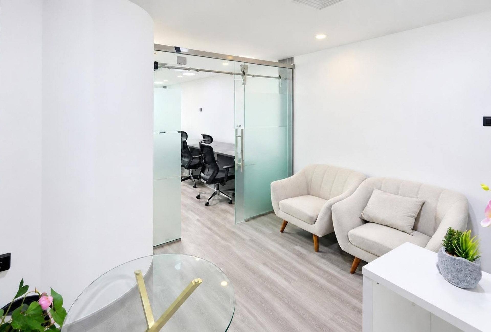Furnished office interior in The Prism, Business Bay – photo 3